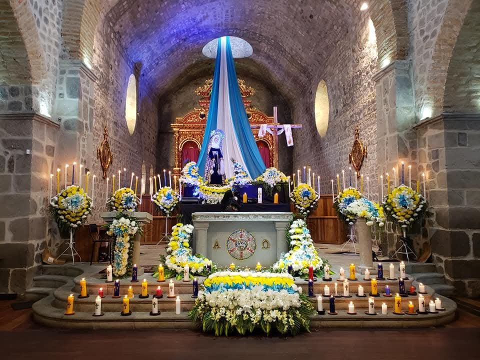 Altar decorado con flores para una fiesta mariana