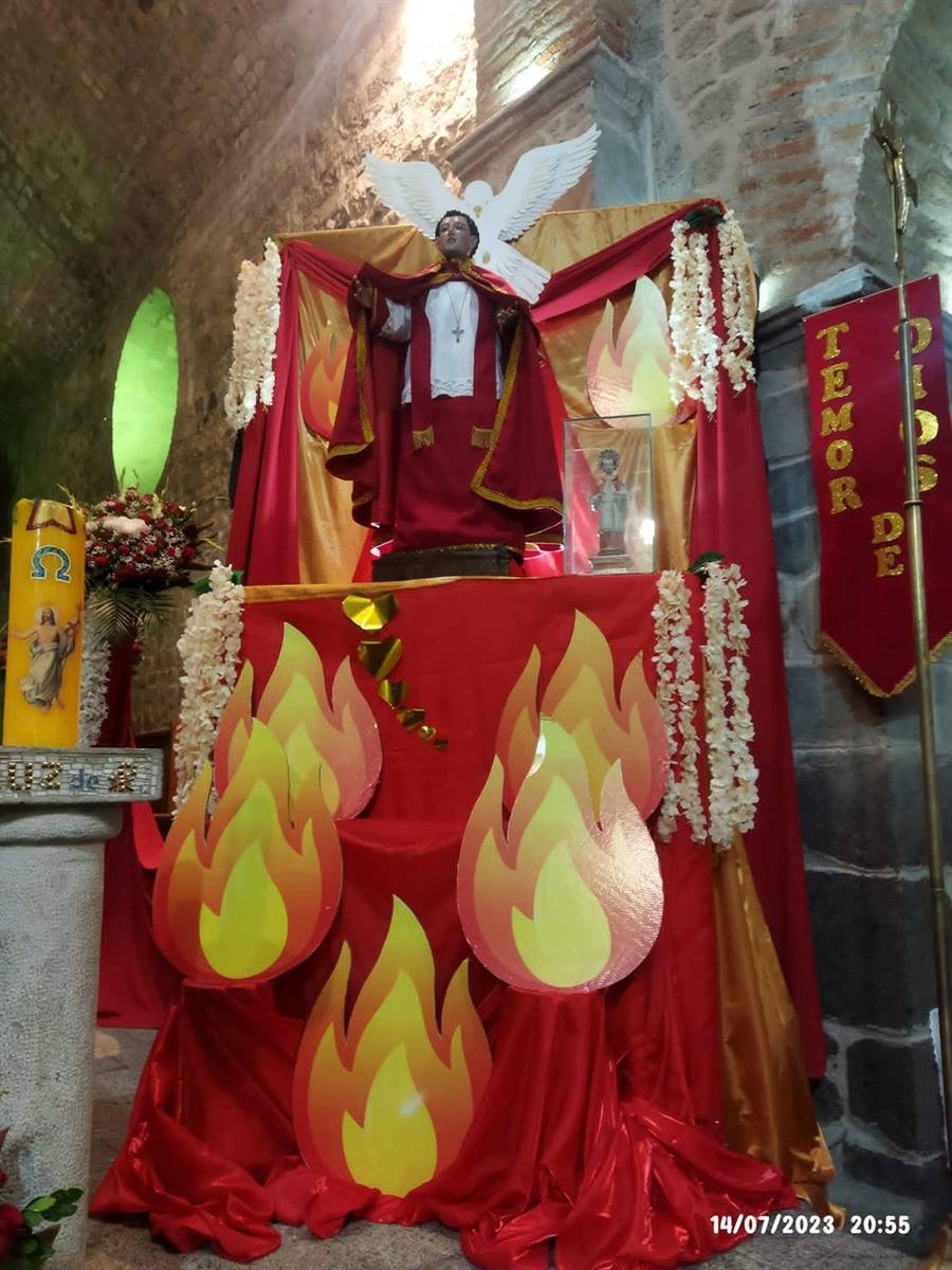 Altar decorado con la simbología del fuego del Espíritu Santo
