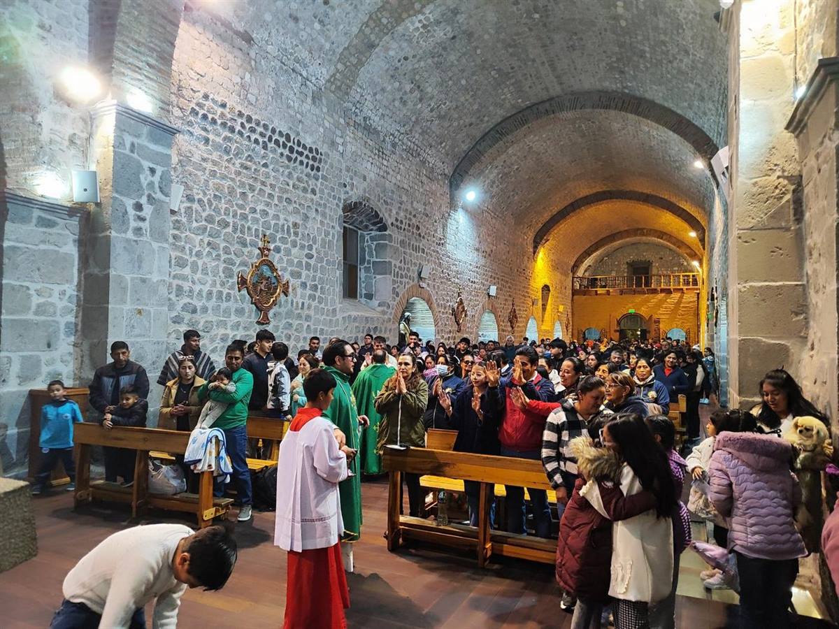Comunidad reunida en el templo