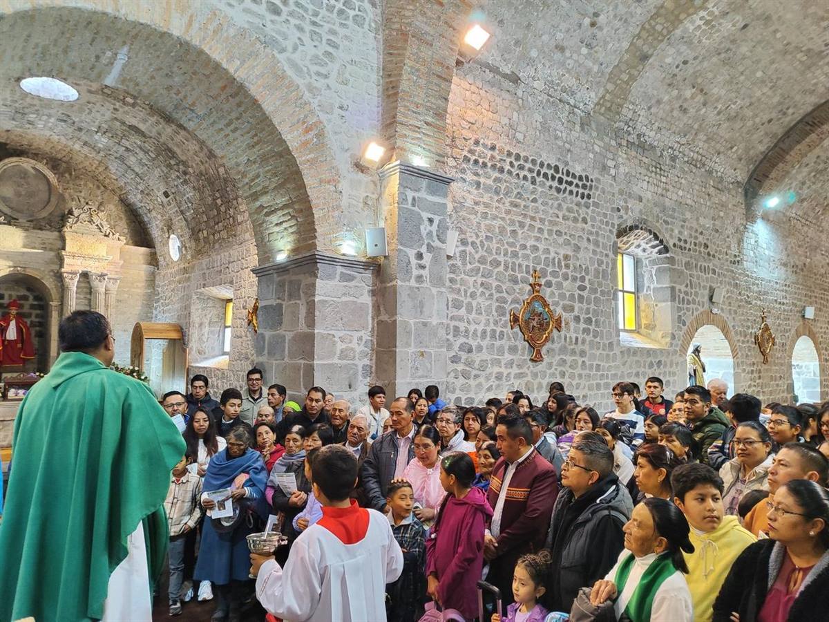 Fieles orando durante la celebración