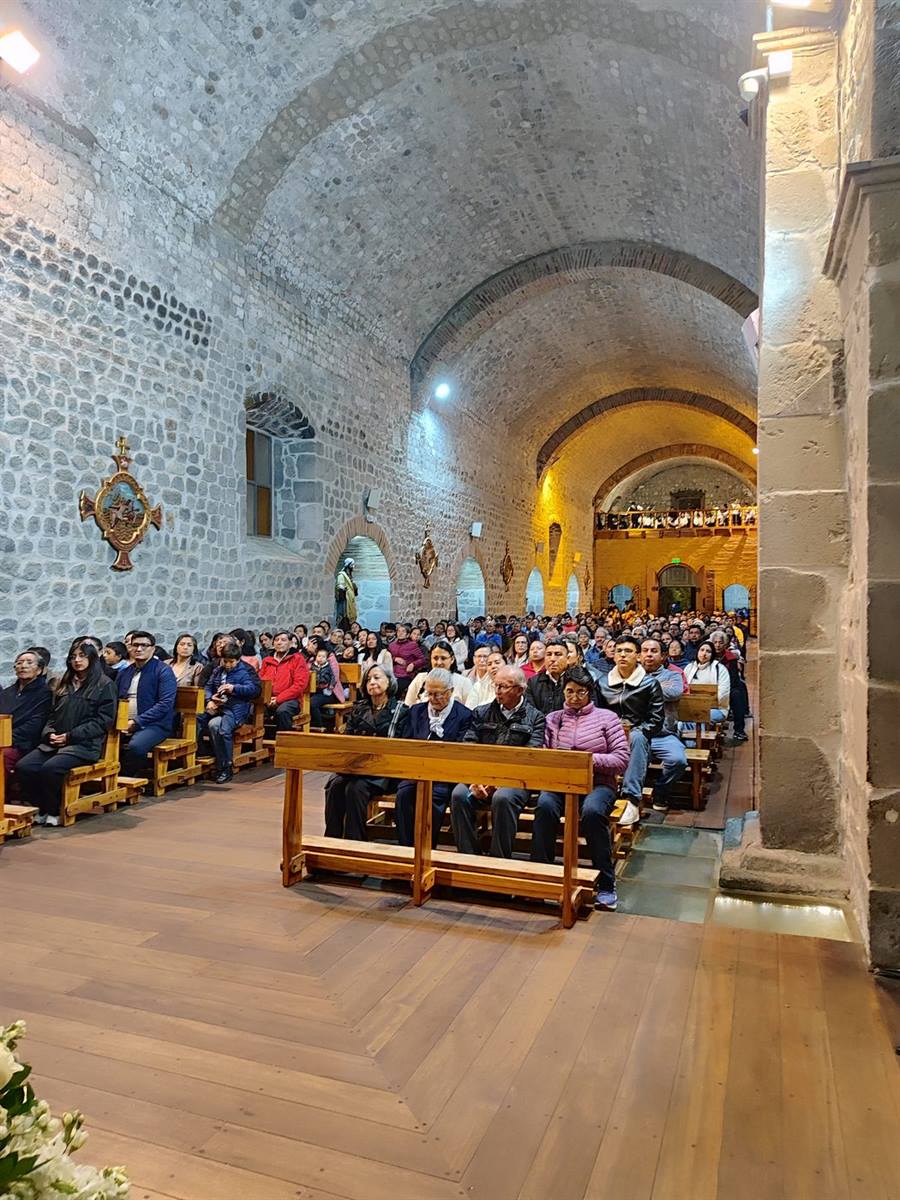 Comunidad reunida en el templo