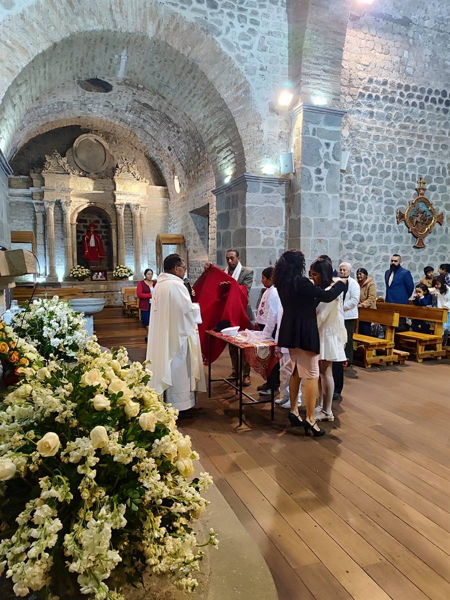 Comunidad reunida en el templo