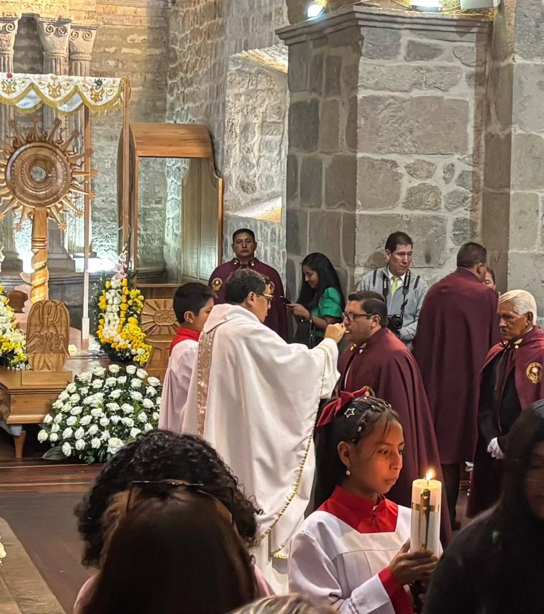Comunidad reunida en el templo