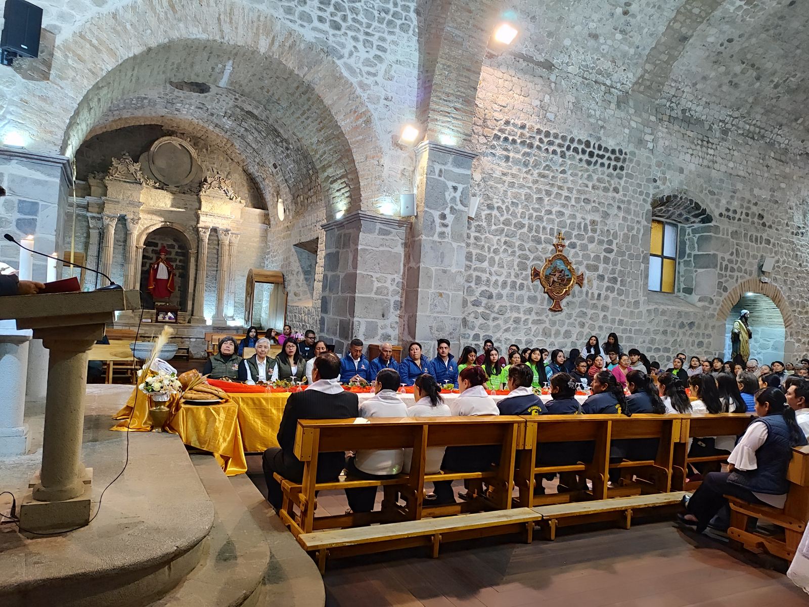 Comunidad reunida en asamblea dentro del templo