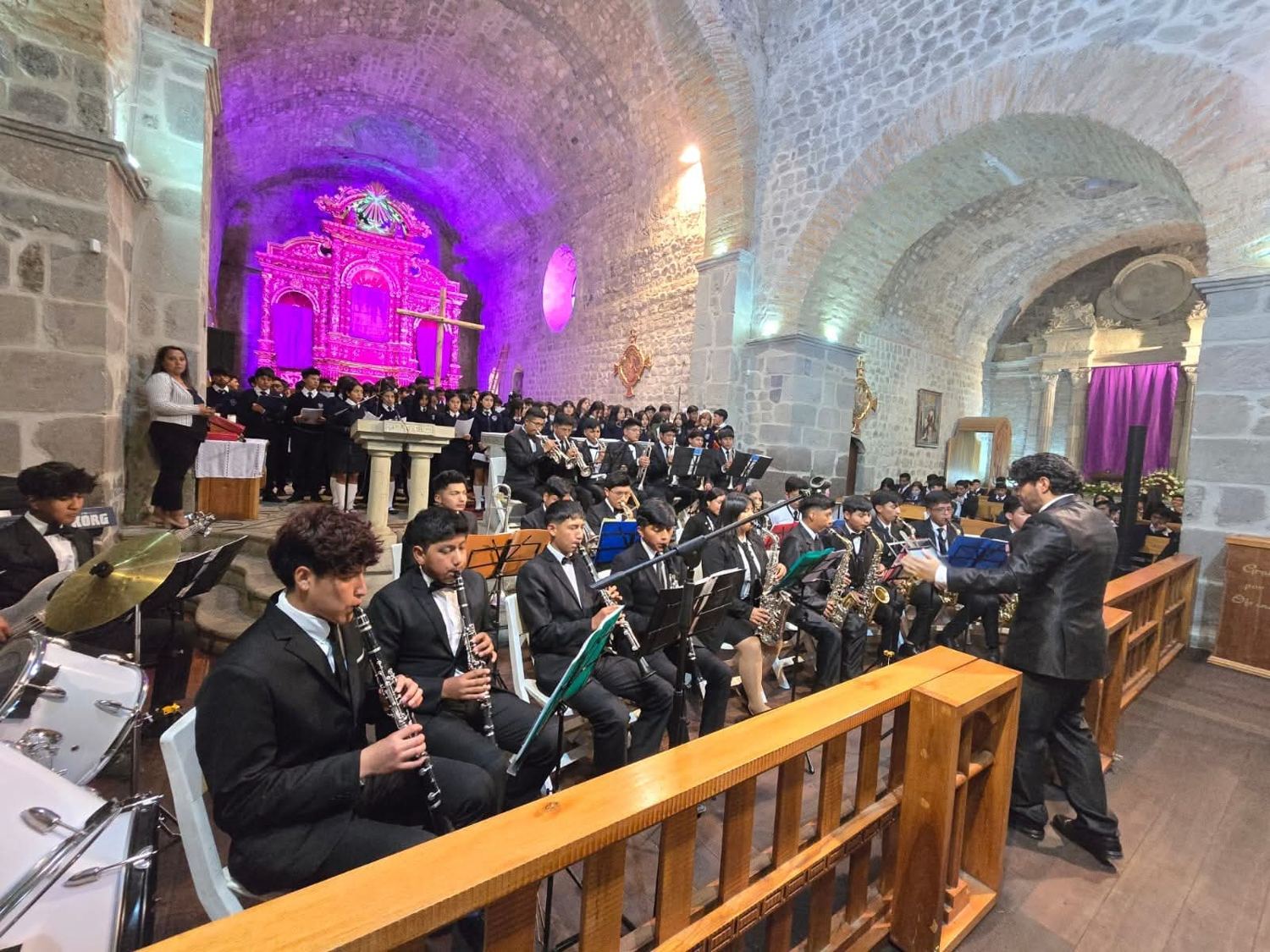 Banda de música juvenil tocando en el templo