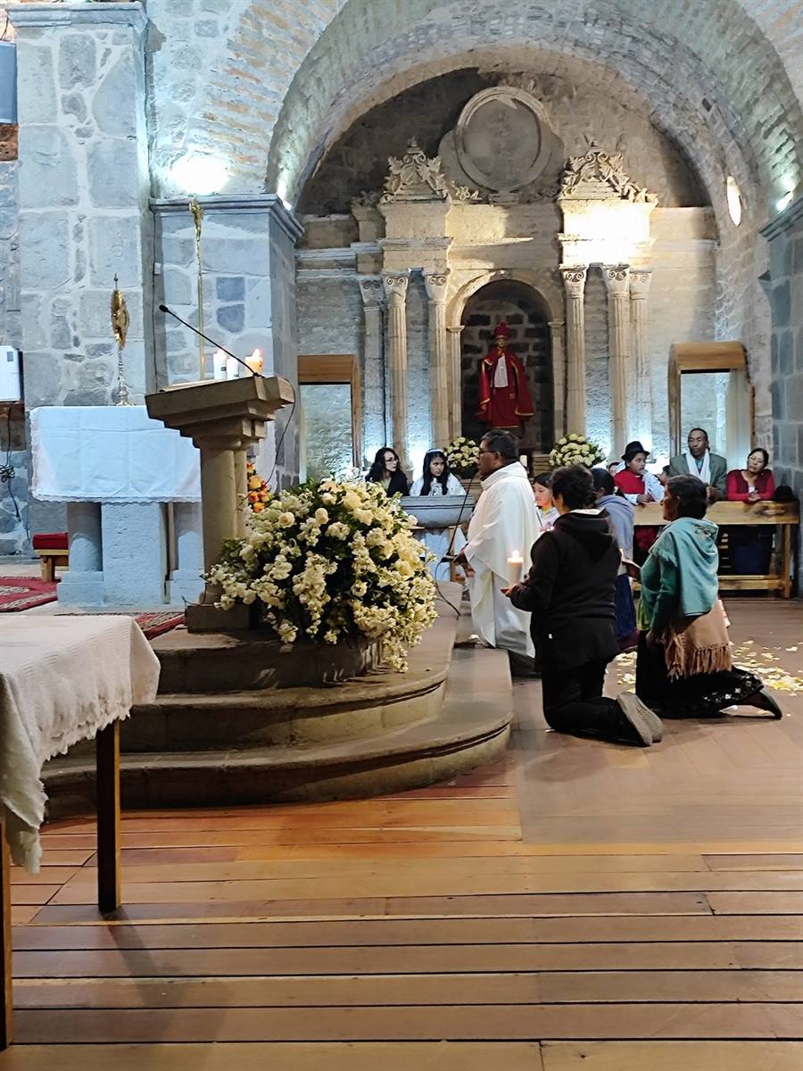 Bendición con vestidura tradicional durante el Bautismo