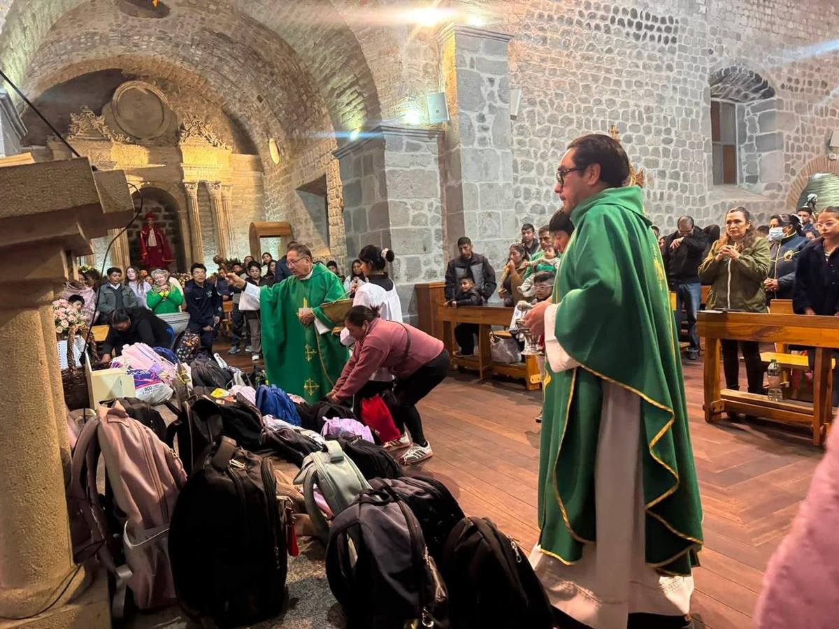Bendición de mochilas para el nuevo año escolar