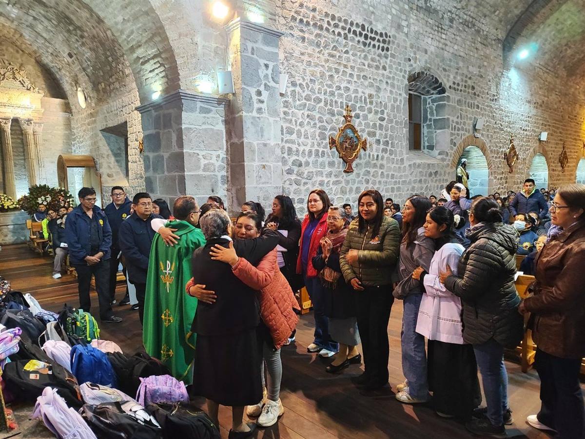 El párroco saluda a la comunidad tras la bendición de mochilas