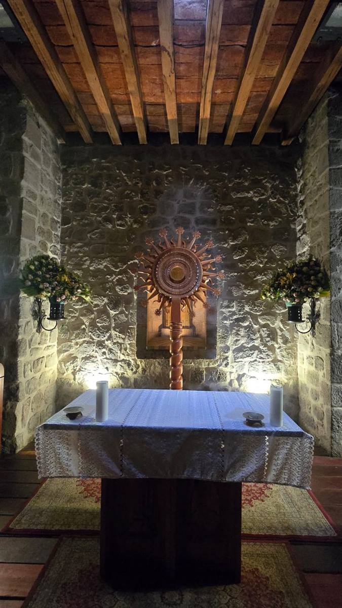 Capilla de adoración con la custodia expuesta