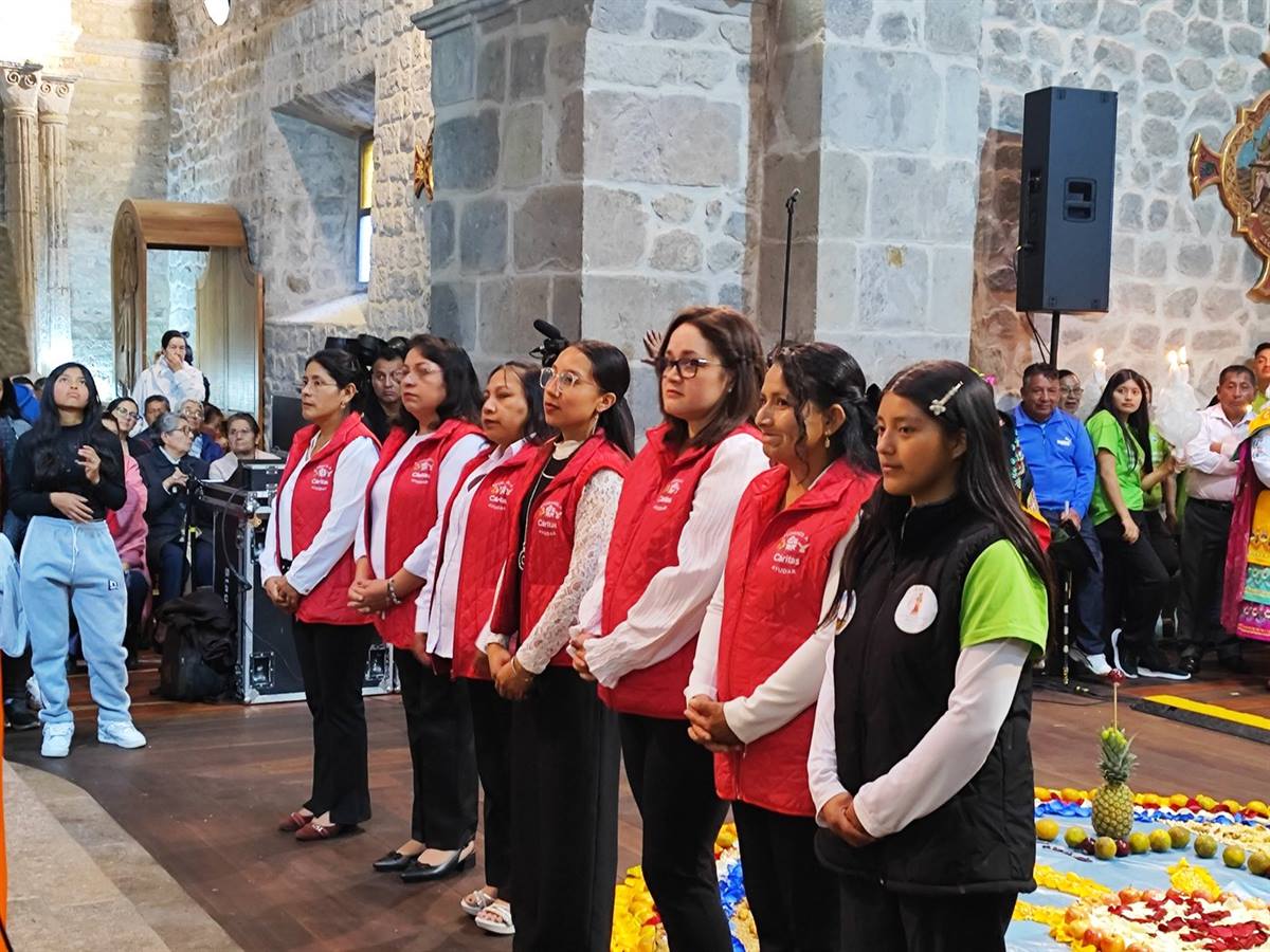 Equipo de Cáritas participando en la celebración de Corpus Christi