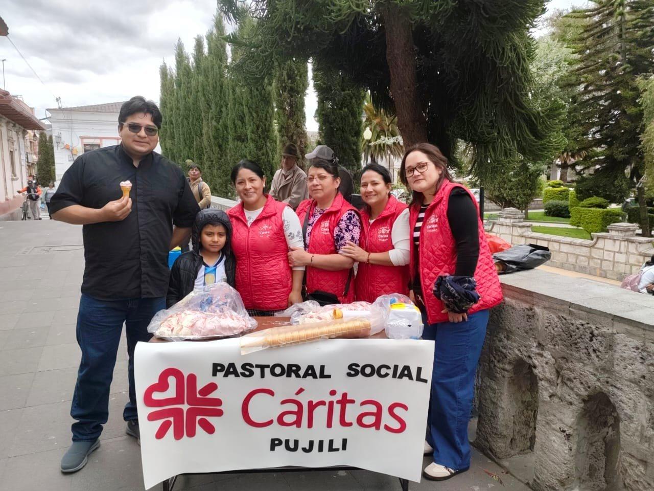 Voluntarios de la Pastoral Social Cáritas Pujilí en una actividad comunitaria