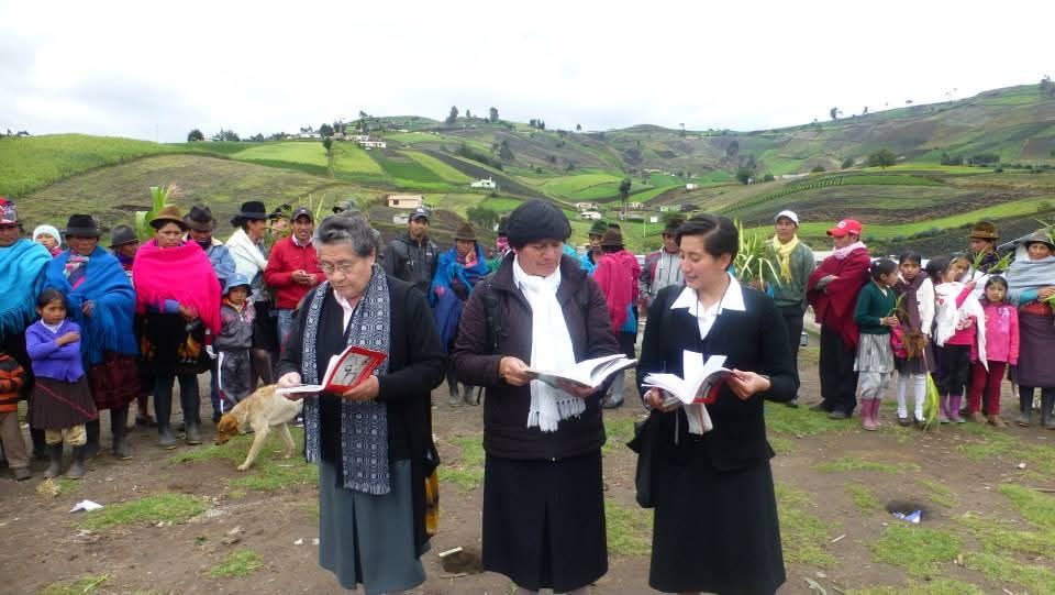 Religiosas orando junto a la comunidad rural