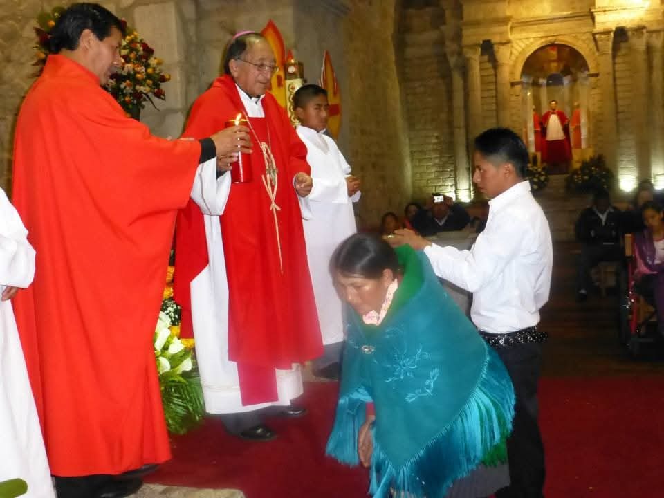 El obispo bendice a una fiel durante una celebración