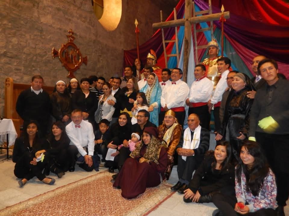 Comunidad reunida en el templo durante una celebración con el obispo