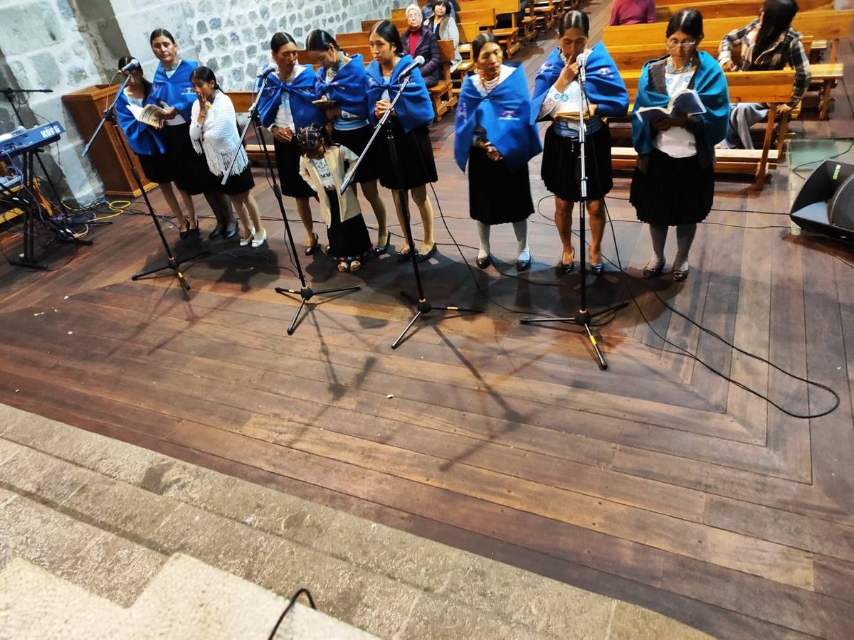 Coro parroquial con vestimenta tradicional