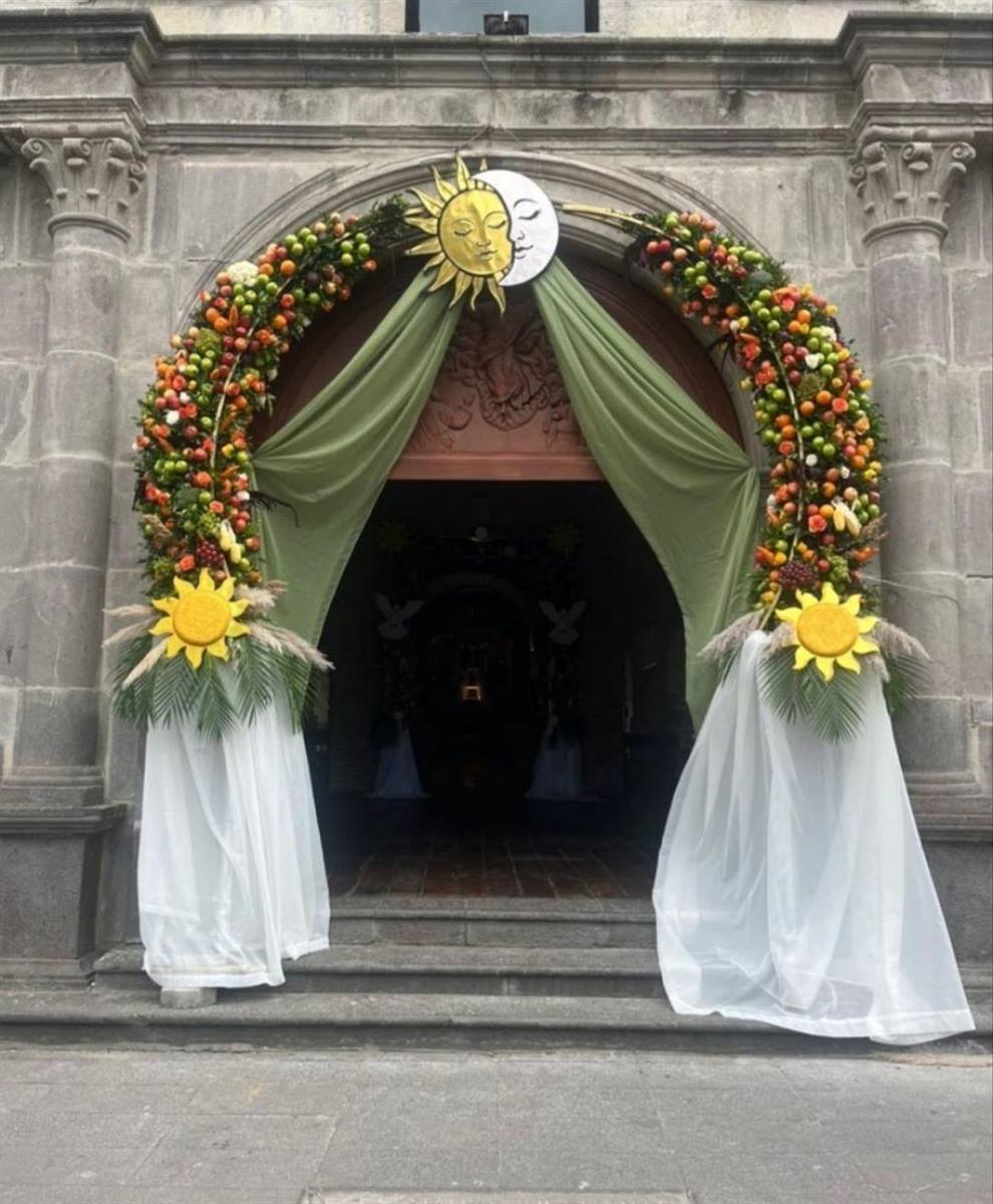 Arco de frutas en la entrada del templo para la fiesta de Corpus Christi