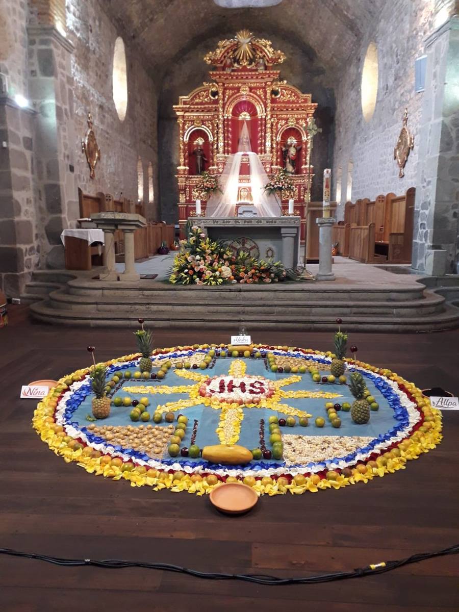 Custodia sobre alfombra de flores azul y dorado