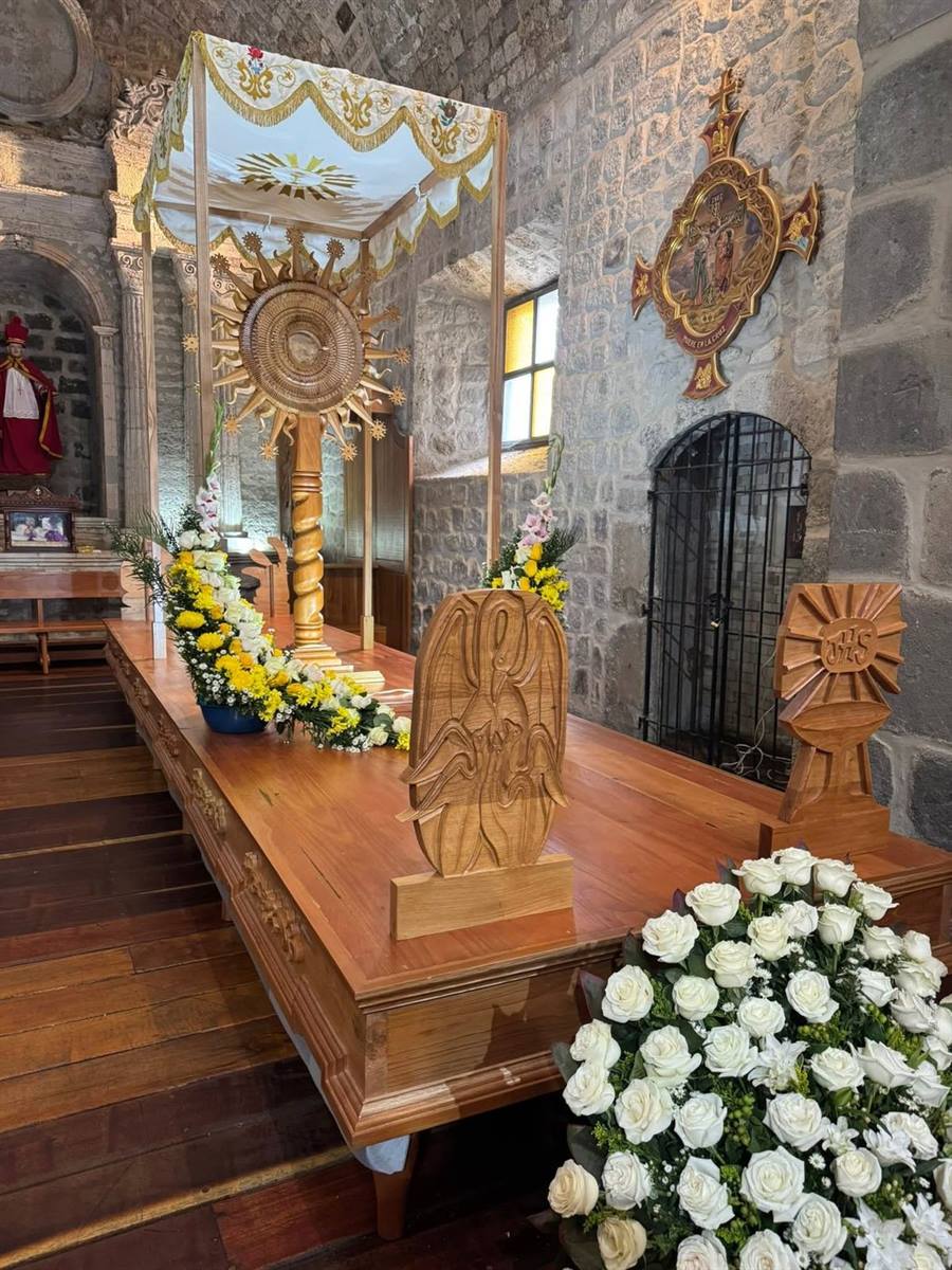 Custodia bajo palio con flores blancas para la adoración