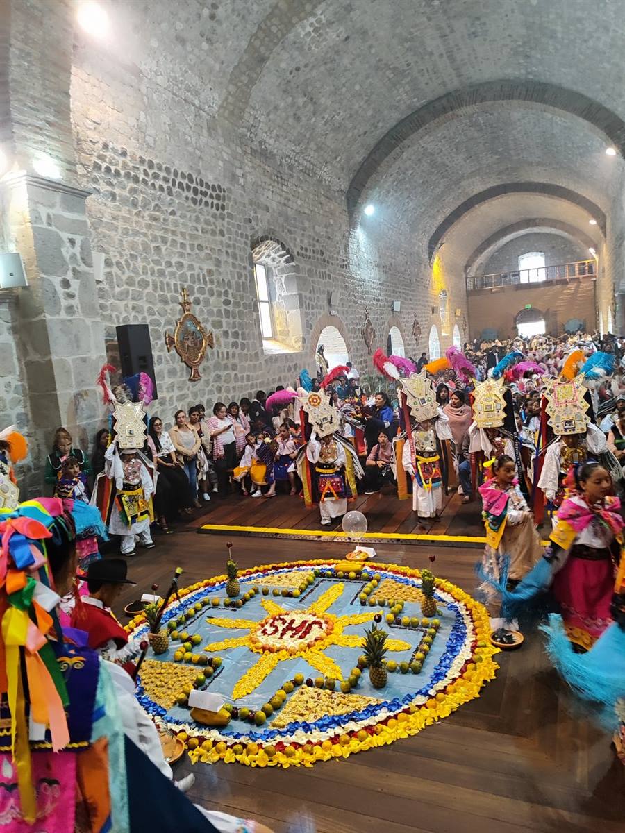 Danzante sobre la alfombra de flores del Corpus Christi