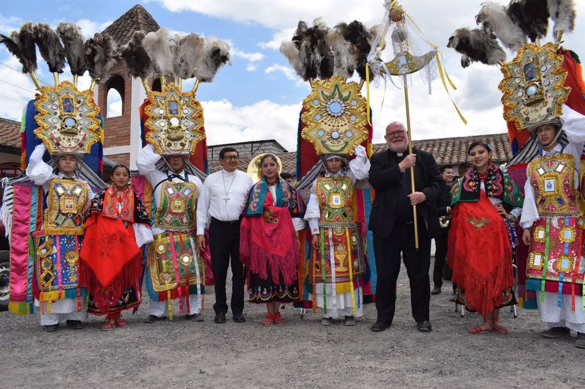 Danzantes con vestimenta tradicional de plumas