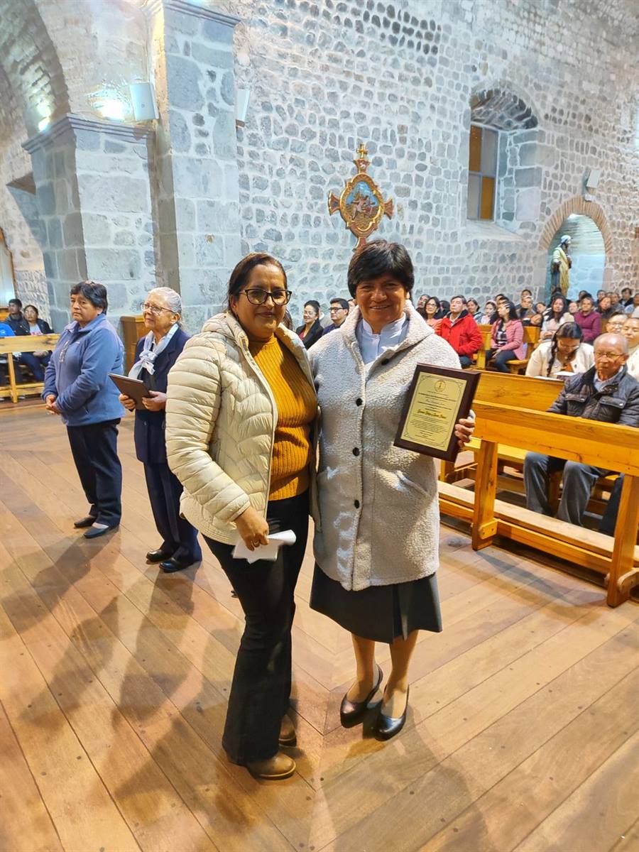 Entrega de un reconocimiento en la parroquia