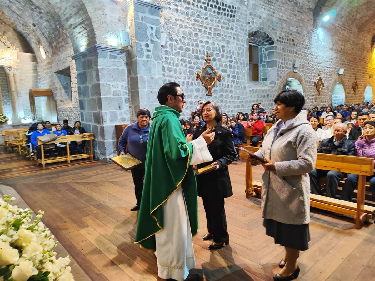Entrega de un reconocimiento en la parroquia