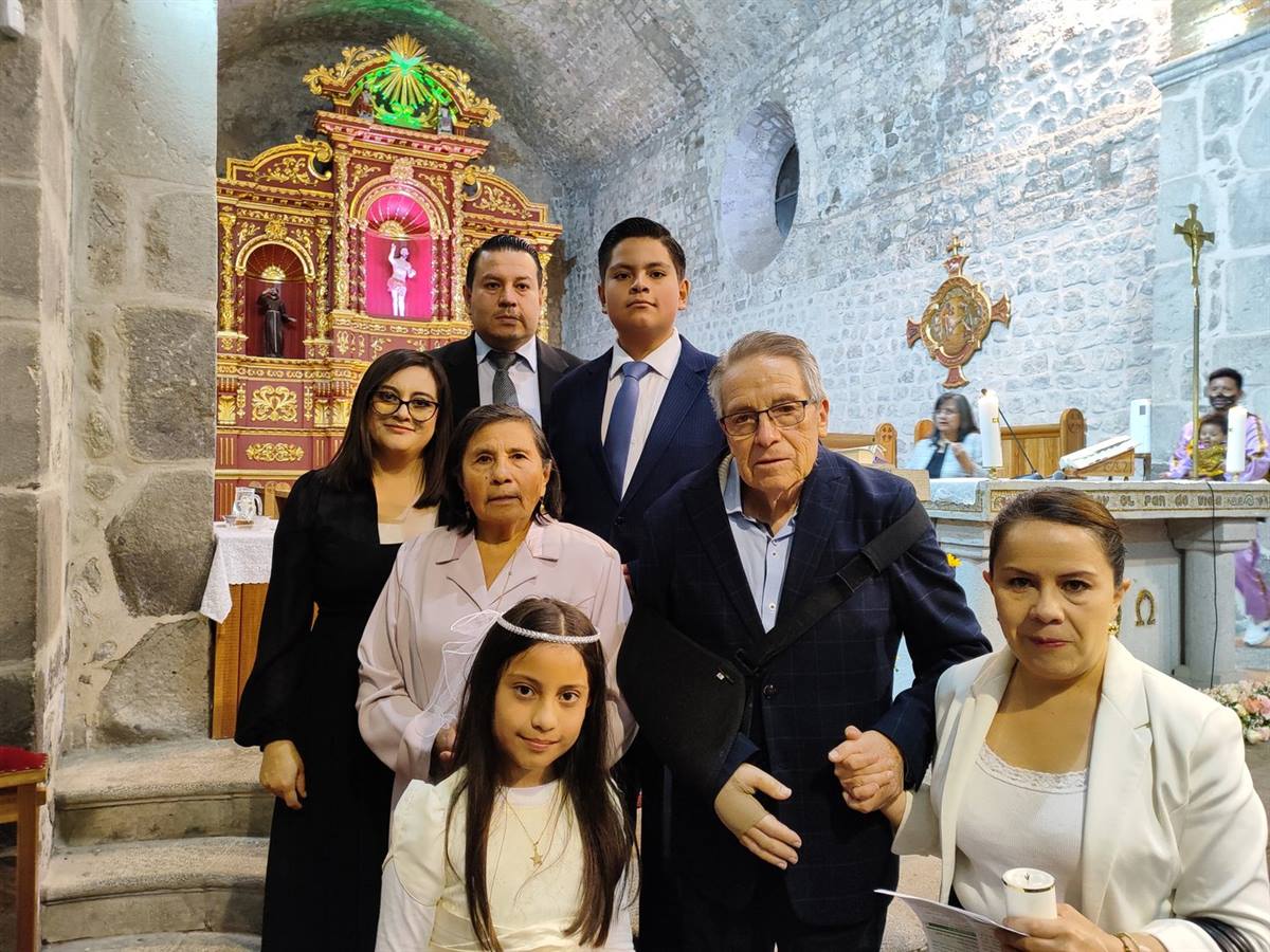 Familia acompañando a la niña en su Primera Comunión