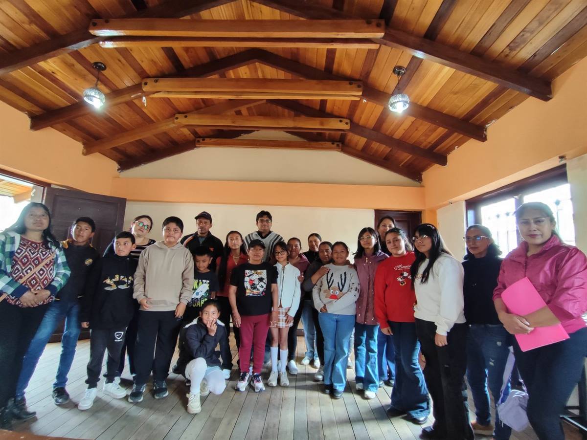 Jóvenes reunidos en el salón parroquial