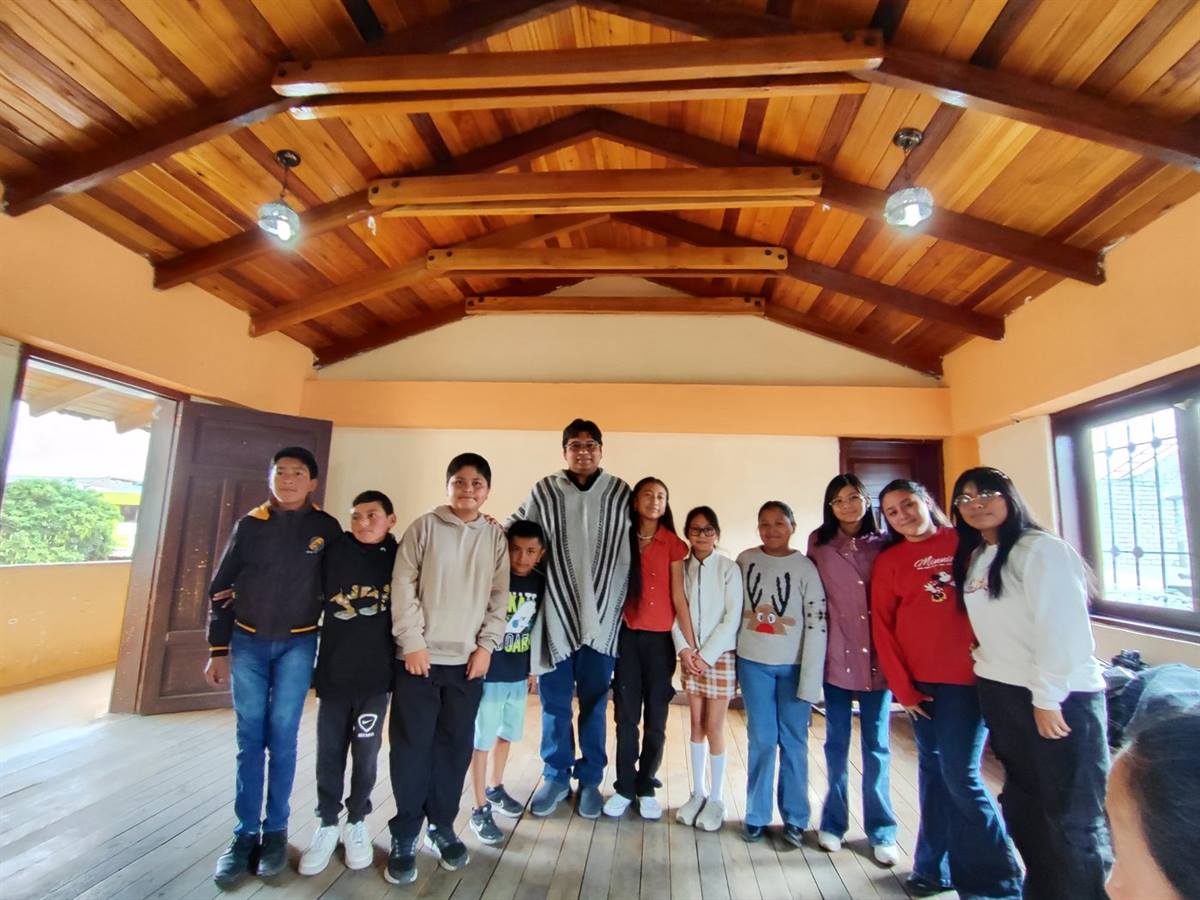Jóvenes reunidos en el salón parroquial