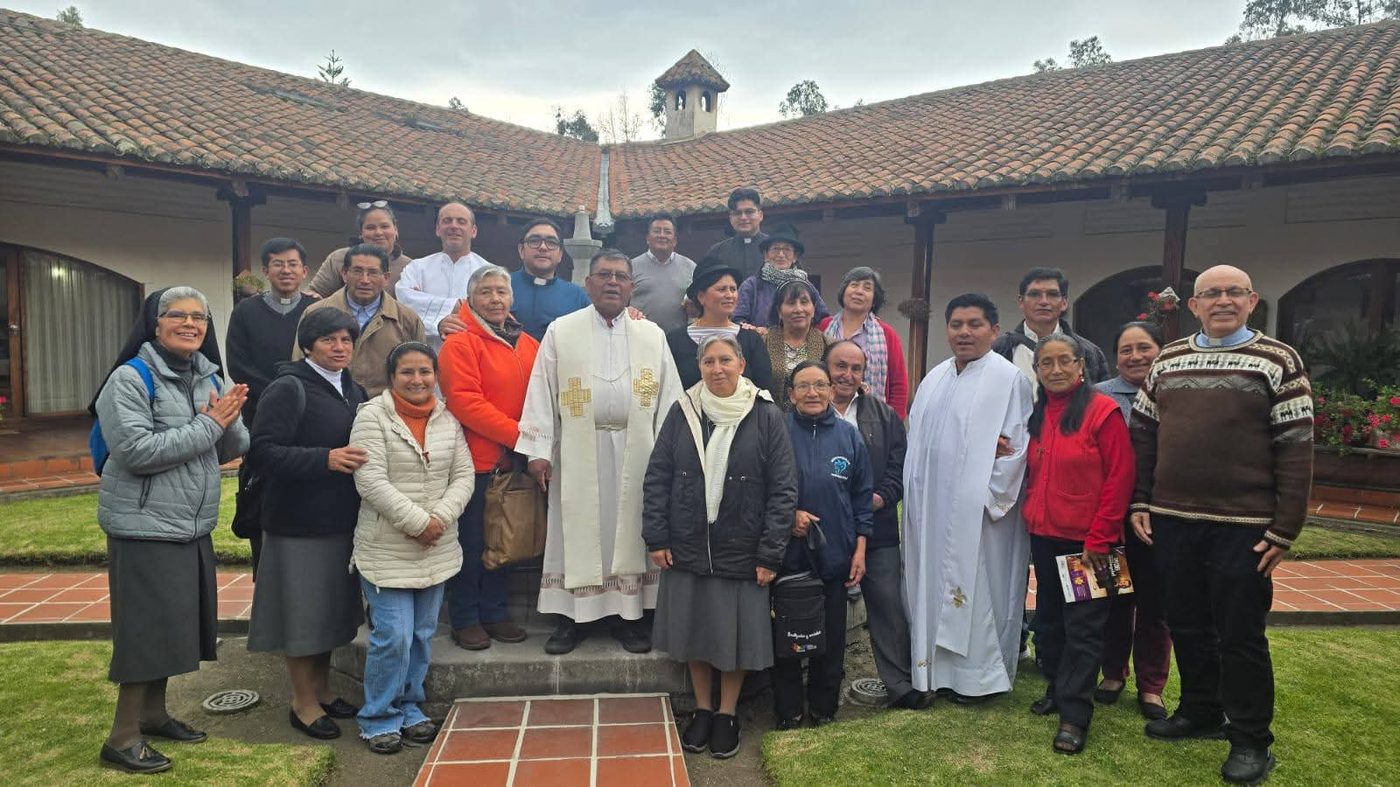 Encuentro de la comunidad en el patio de la casa parroquial