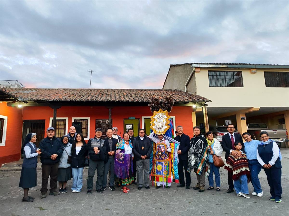 Delegación visitante junto al Danzante y sacerdotes de la parroquia