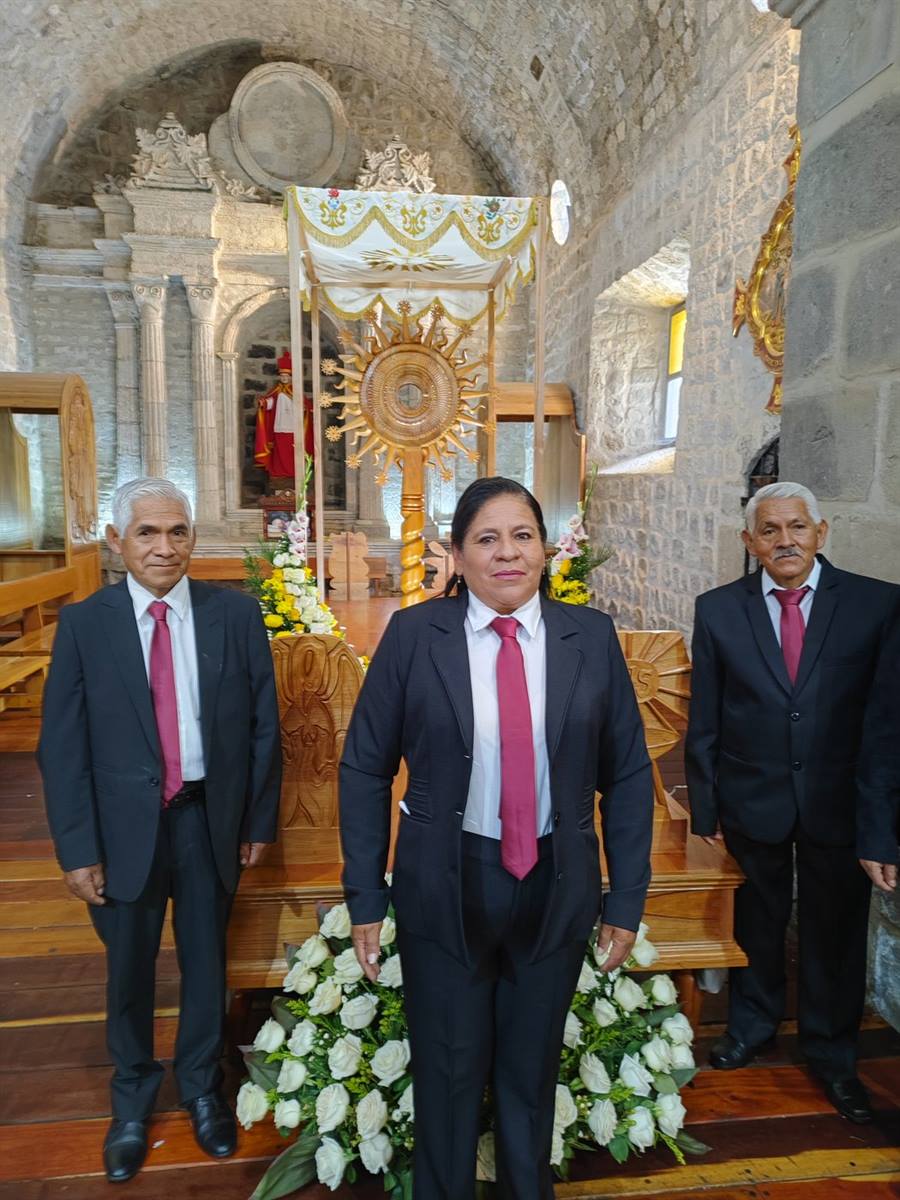 Directiva de los Guardianes del Santísimo junto a la custodia