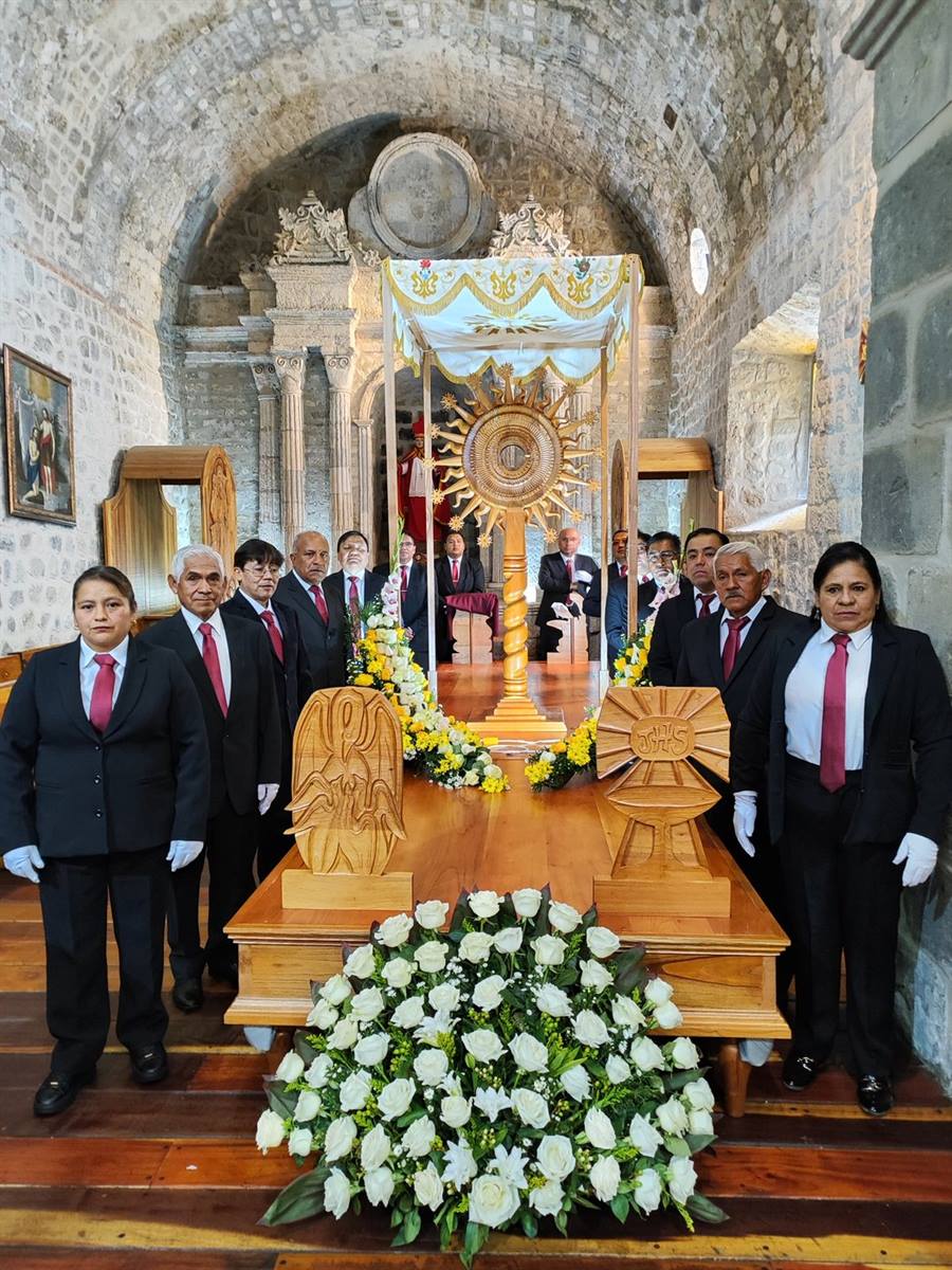 Miembros de los Guardianes del Santísimo posando junto al altar