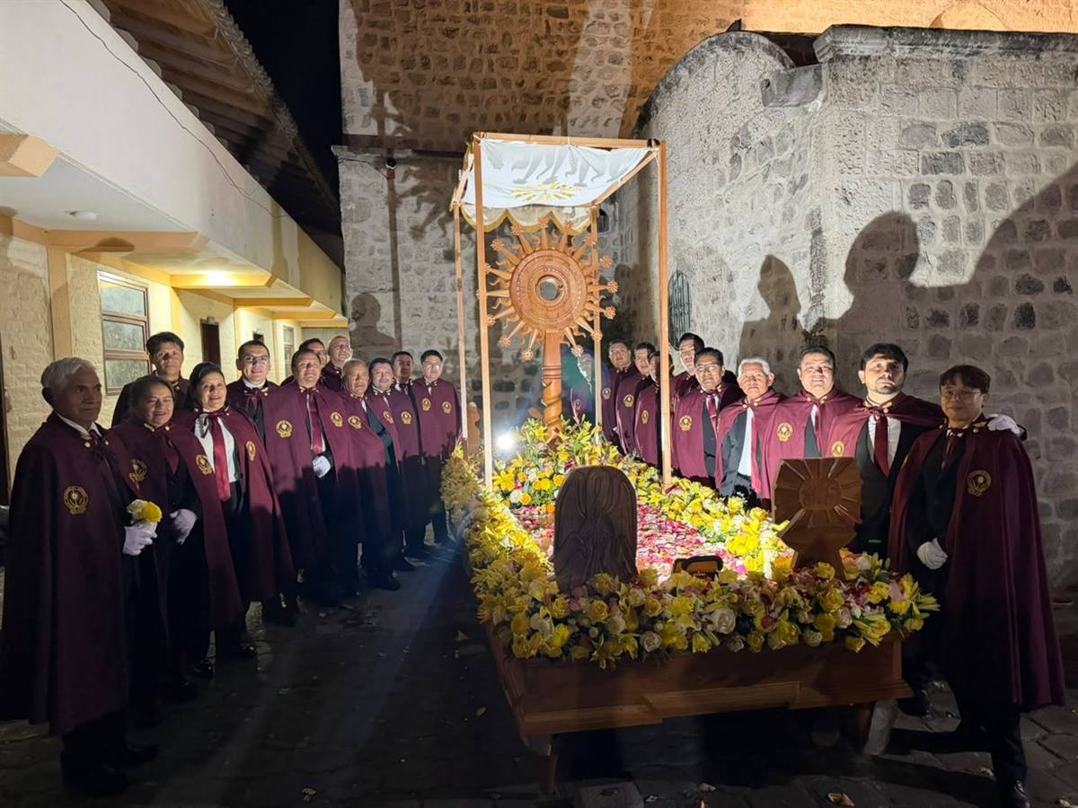 Guardianes del Santísimo en procesión sobre la alfombra de flores