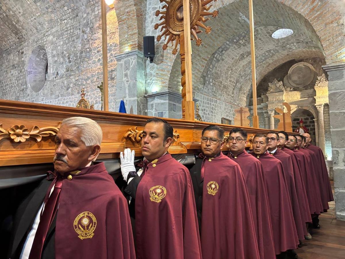 Guardianes del Santísimo cargando las andas de la custodia