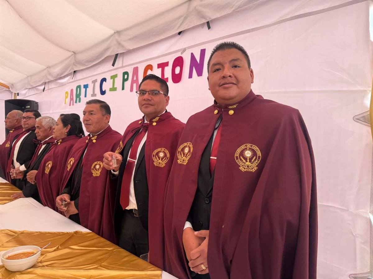Miembros de los Guardianes del Santísimo con sus capas