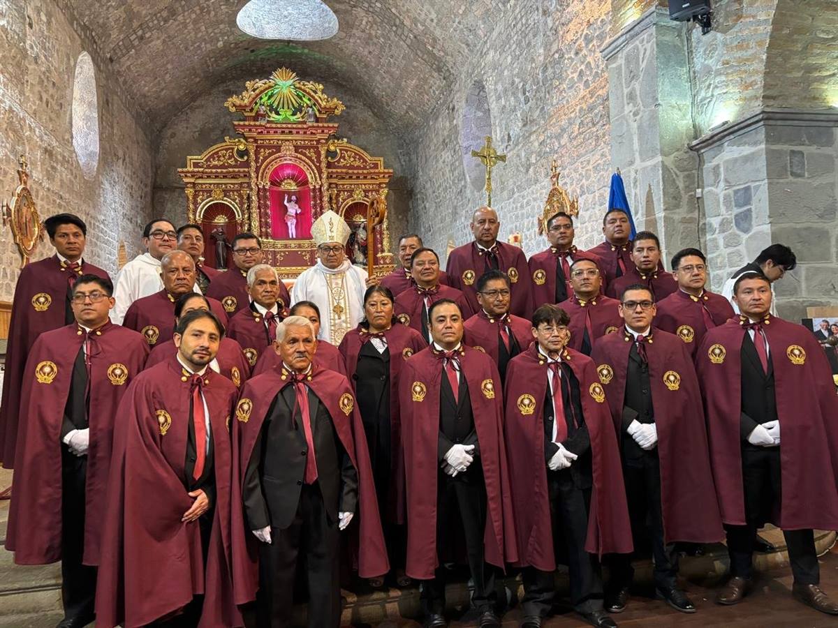 Guardianes del Santísimo reunidos dentro del templo