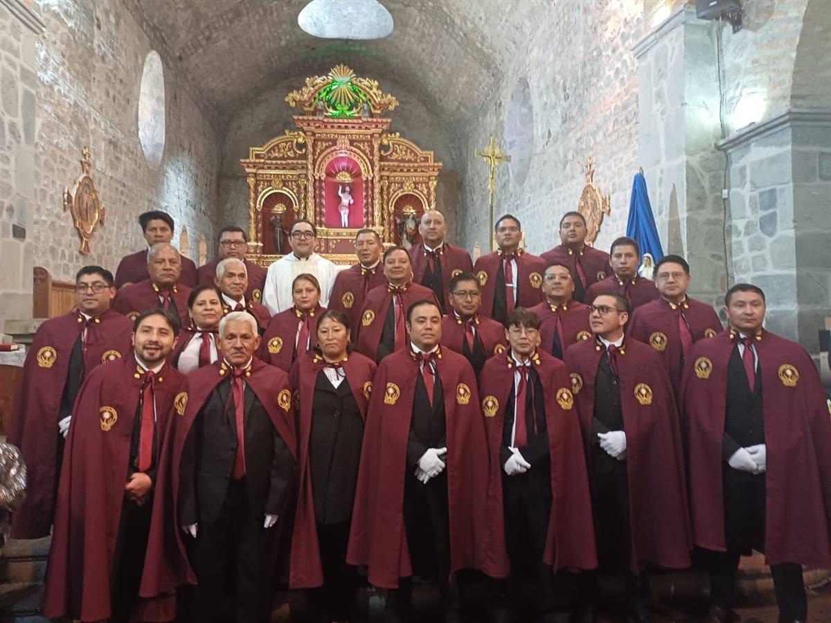 Procesión de los Guardianes del Santísimo por el templo