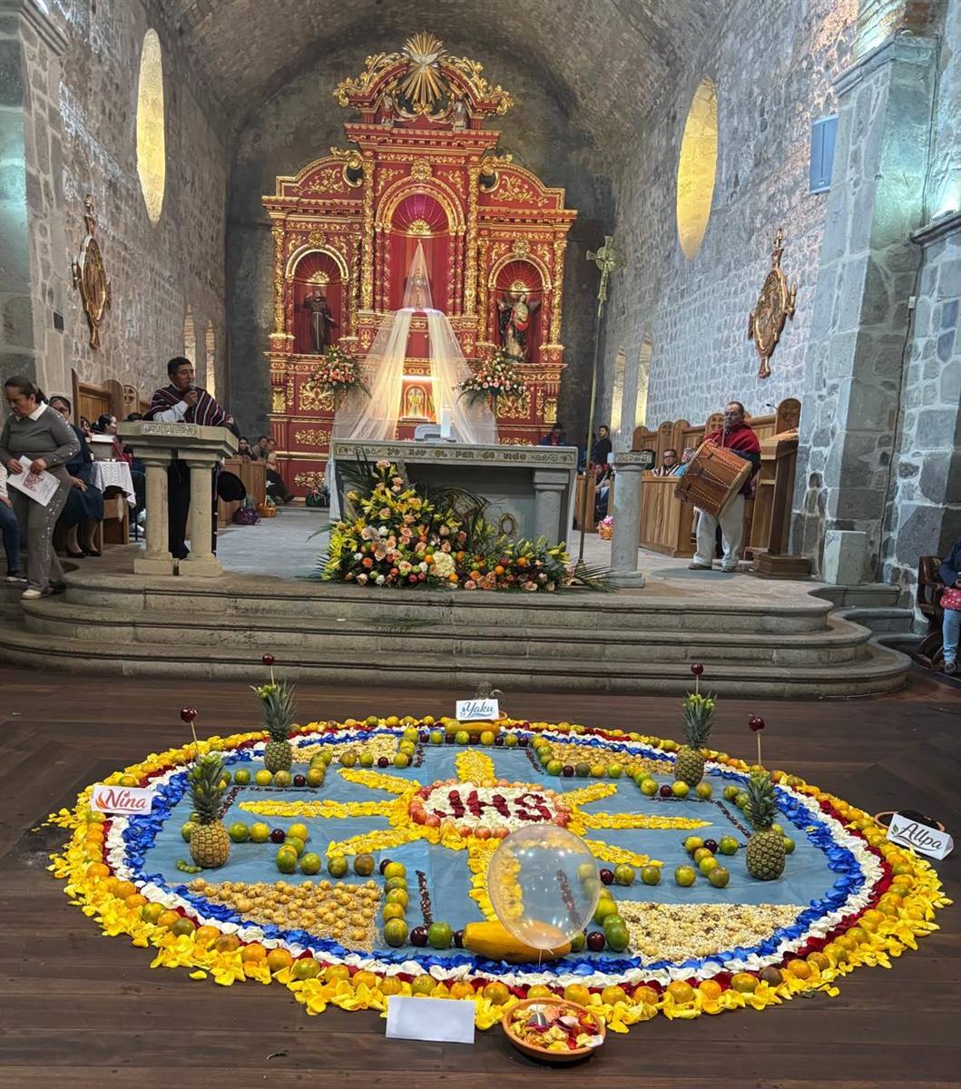 Retablo mayor con ofrenda floral