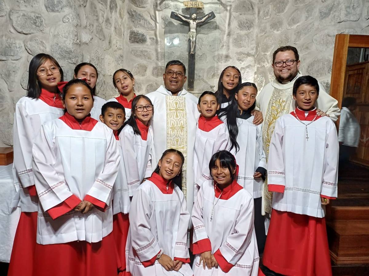 Grupo de ministrantes junto al sacerdote