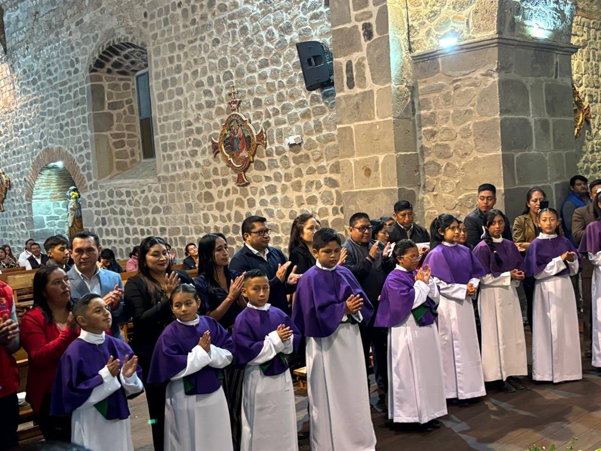 Ministrantes con vestidura morada en una celebración especial