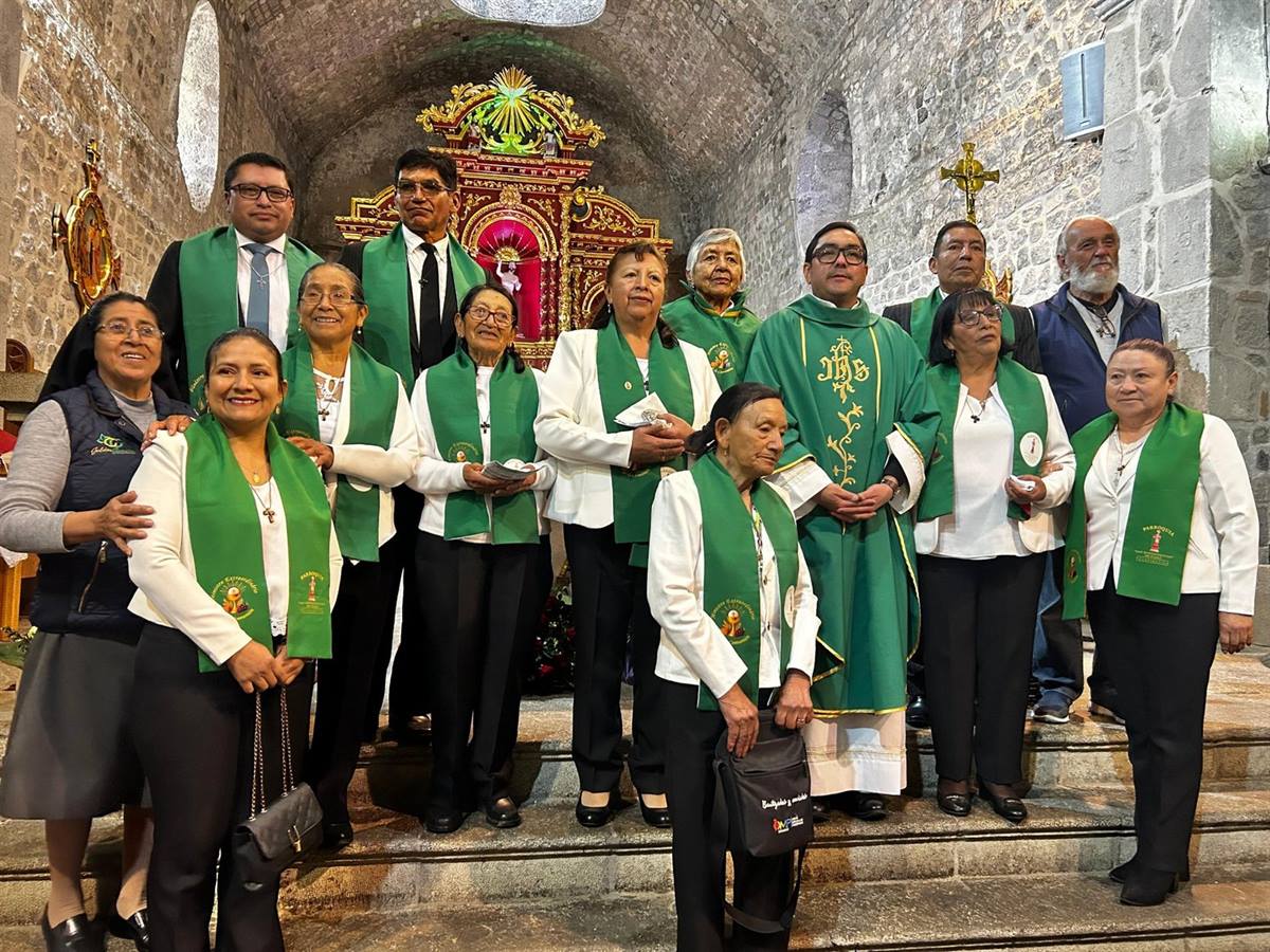 Ministros extraordinarios de la Comunión junto al párroco