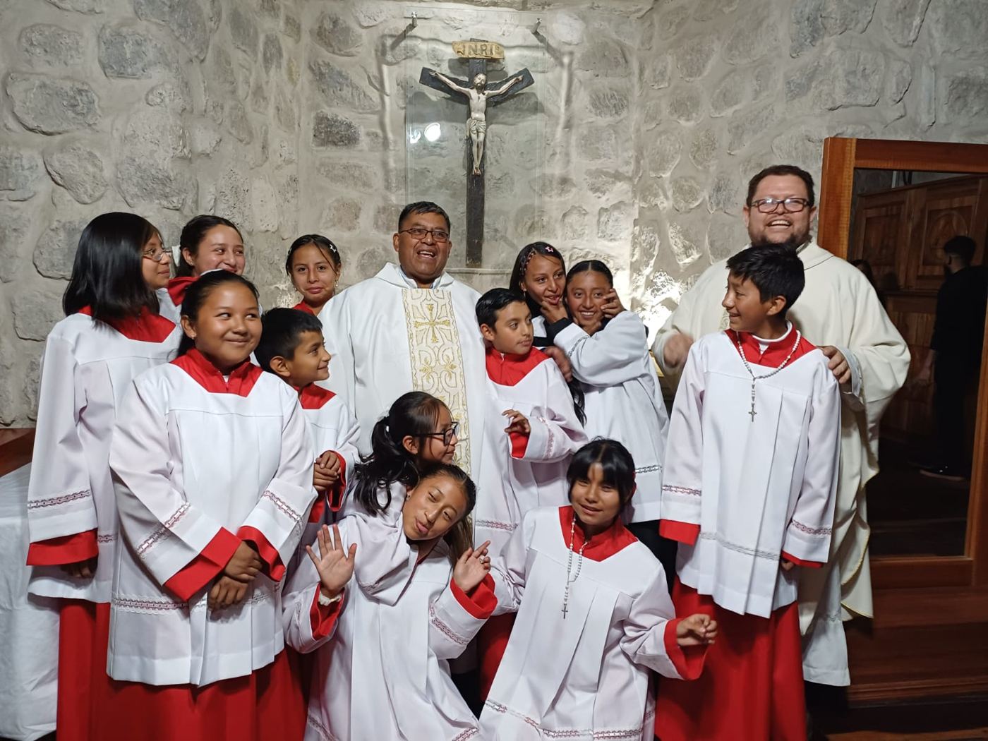 Servidores de altar junto al párroco