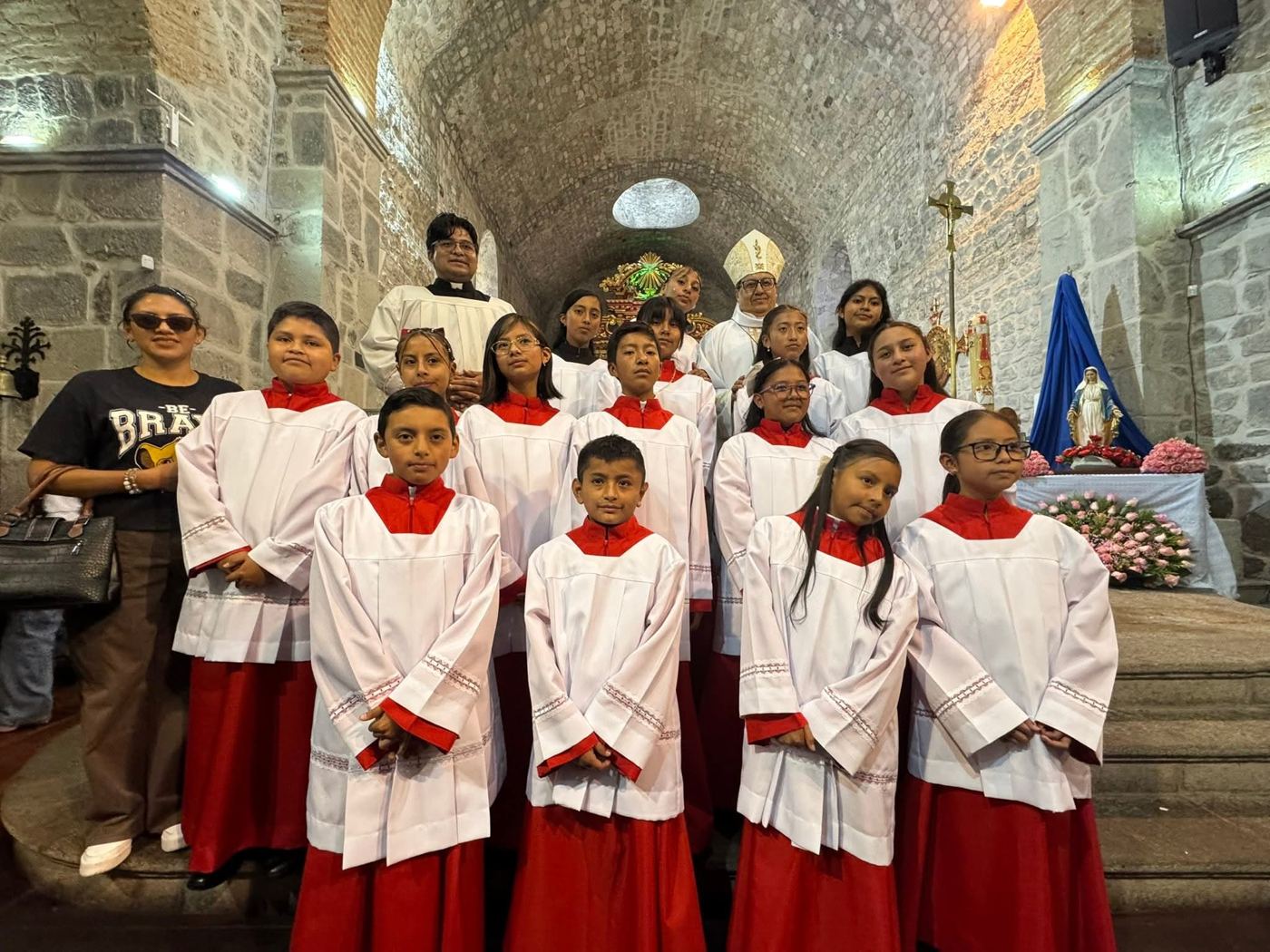 Servidores de altar con el obispo