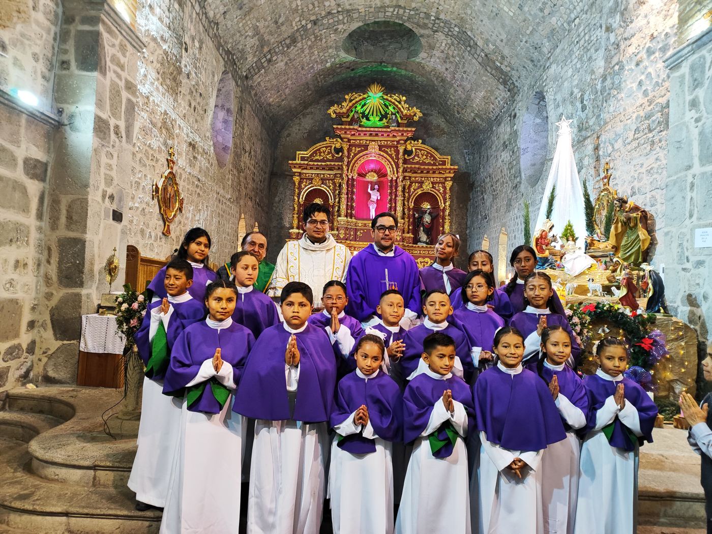 Servidores de altar en la celebración de Navidad