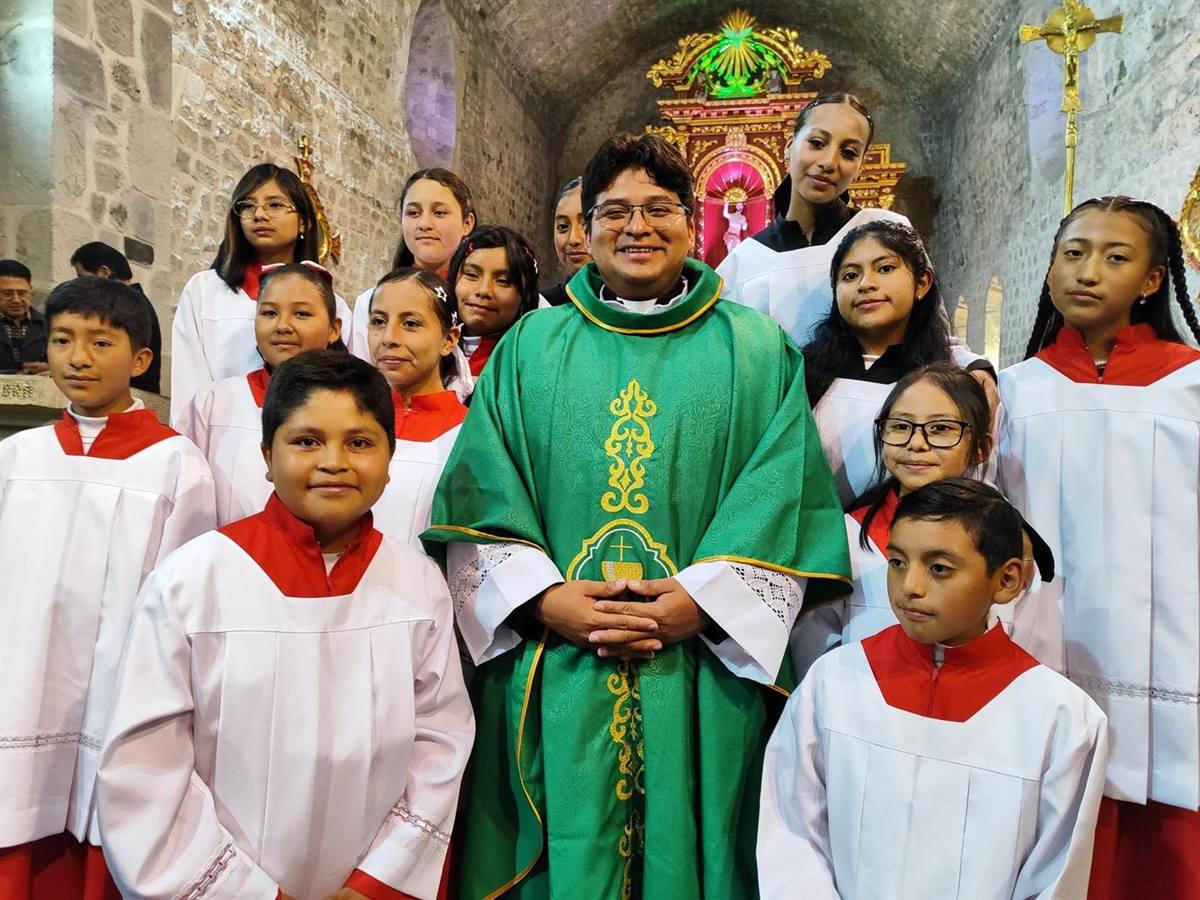 Grupo de monaguillos junto al altar mayor