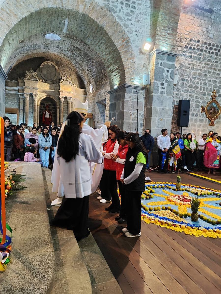 Multitud de fieles reunidos en el templo durante Corpus Christi