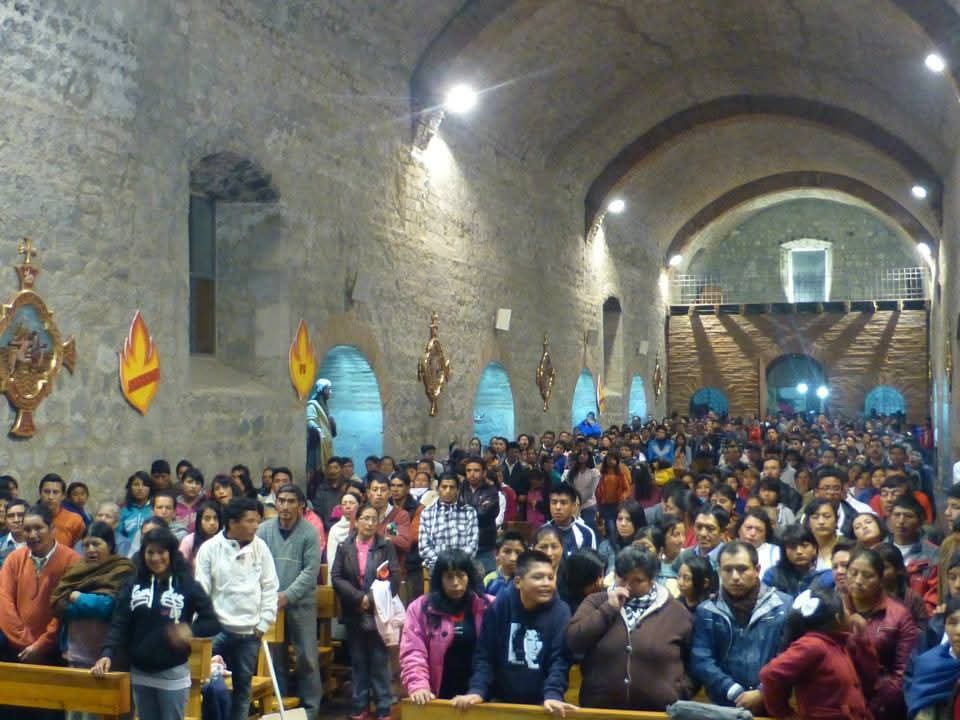 Comunidad reunida en el templo