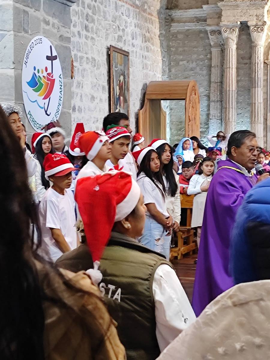 Niños y jóvenes participando en la celebración de Navidad