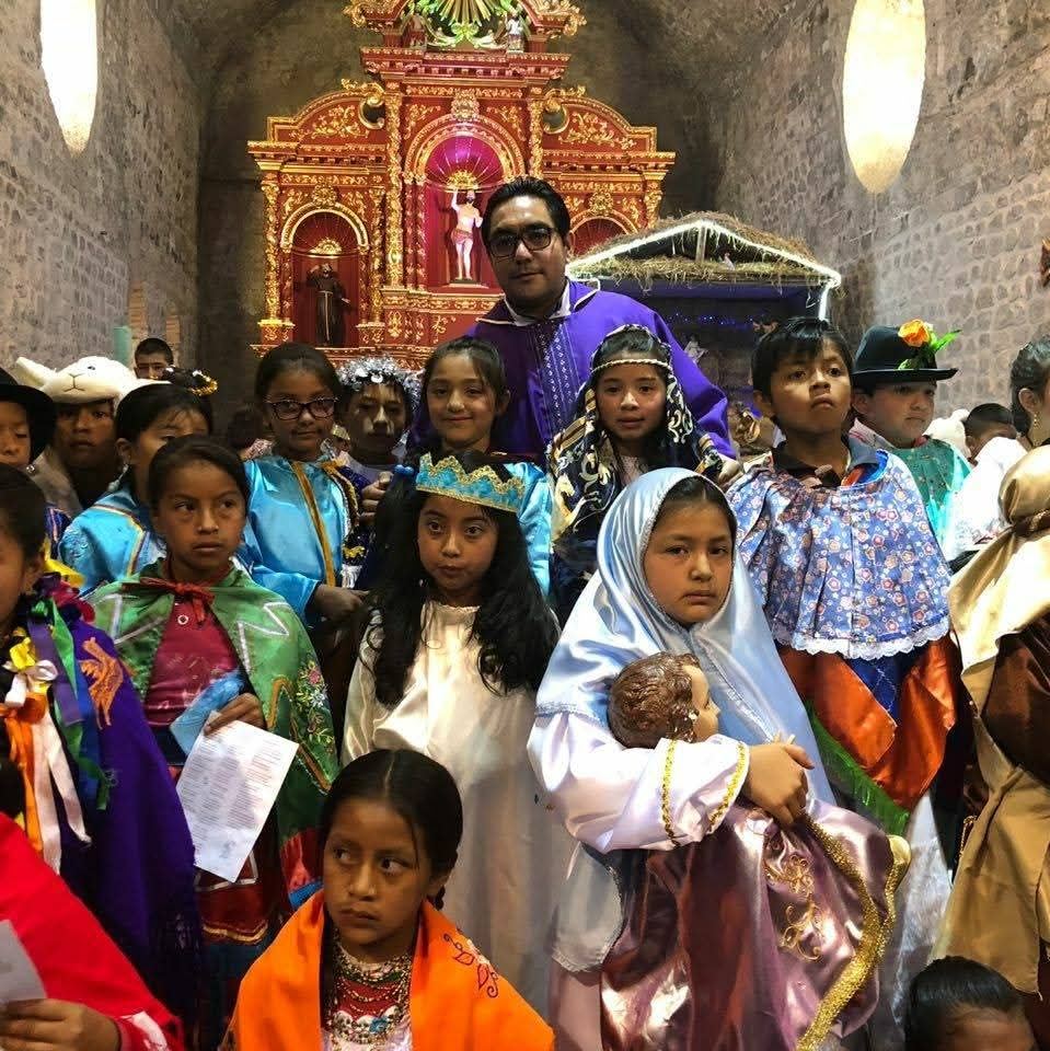 Niños representando el pesebre navideño